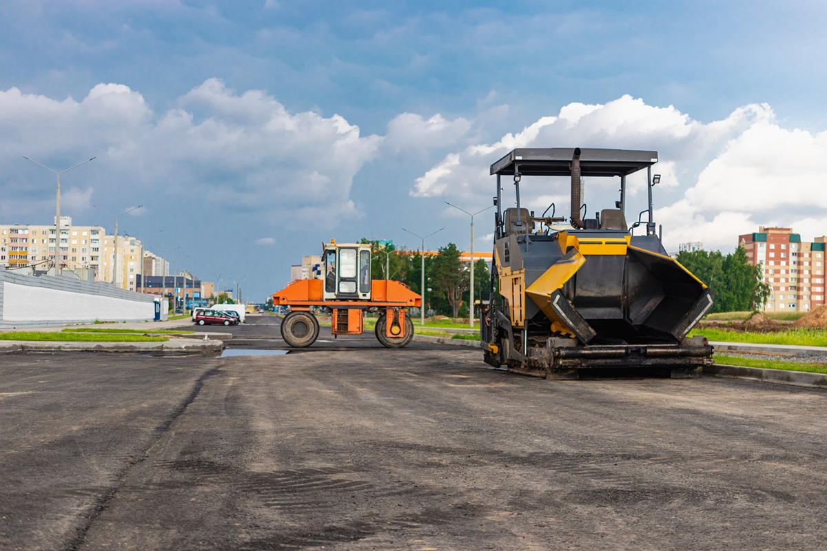 Asphalt Paving VS Sealcoating: Which One Is Right for Your Driveway?