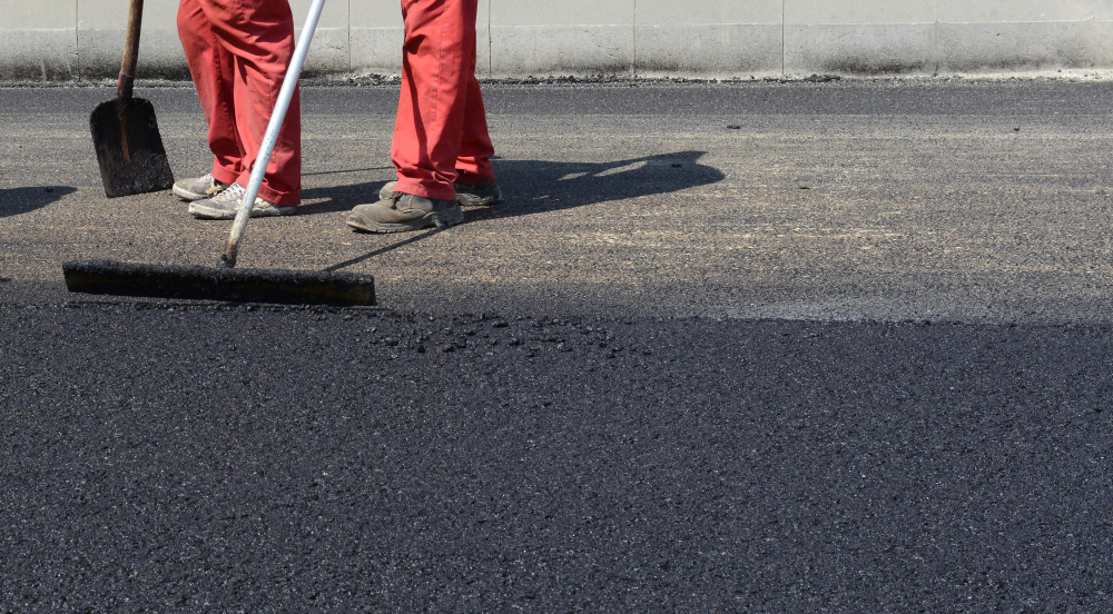 6 Clear Signs Your Driveway Needs Sealcoating Now